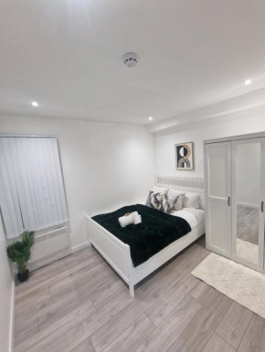 The Hibbert Lux Modern Apartment